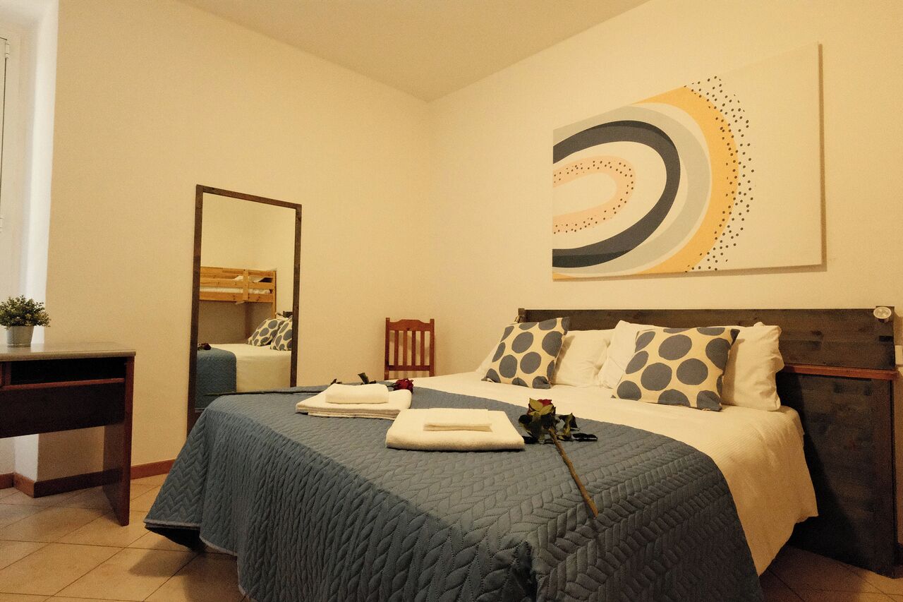 Firemannsrom | Allergitestet sengetøy, minibar, skrivebord og skrivebord for bærbar PC