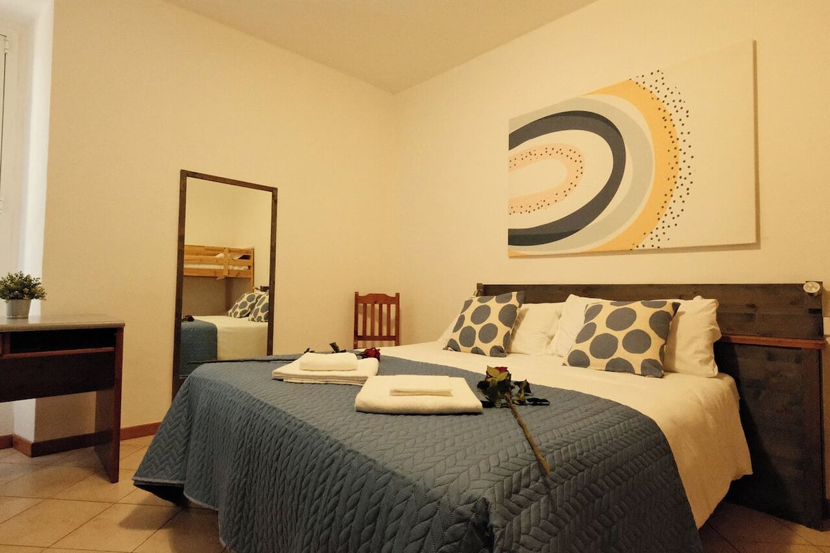 Firemannsrom | Allergitestet sengetøy, minibar, skrivebord og skrivebord for bærbar PC