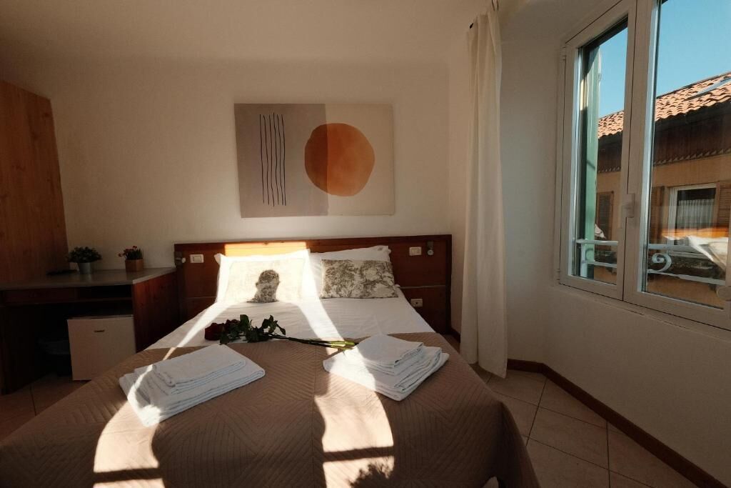 Dobbeltrom | Allergitestet sengetøy, minibar, skrivebord og skrivebord for bærbar PC