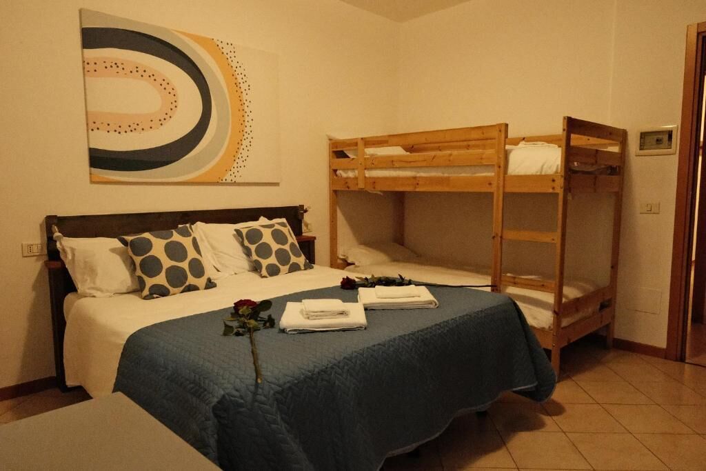 Firemannsrom | Allergitestet sengetøy, minibar, skrivebord og skrivebord for bærbar PC