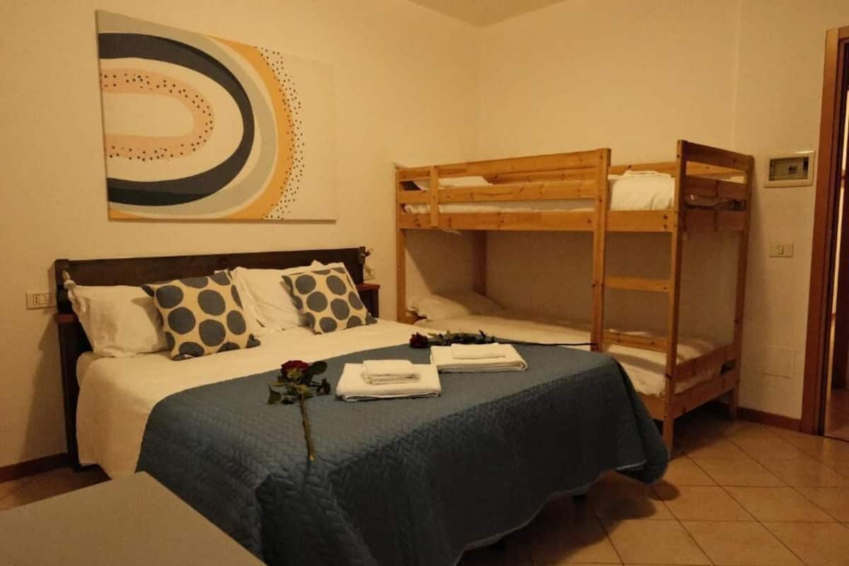 Firemannsrom | Allergitestet sengetøy, minibar, skrivebord og skrivebord for bærbar PC