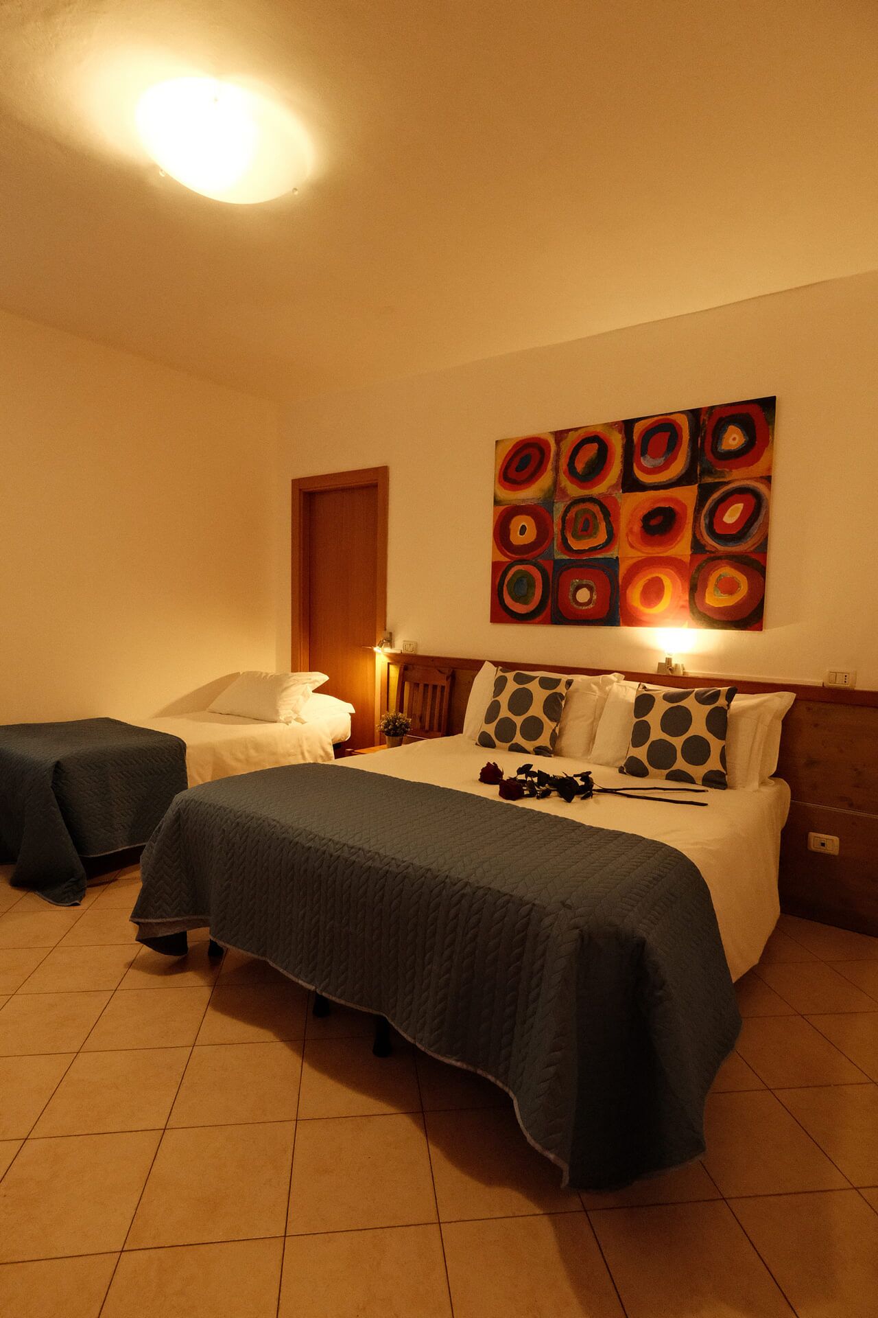 Tremannsrom | Allergitestet sengetøy, minibar, skrivebord og skrivebord for bærbar PC