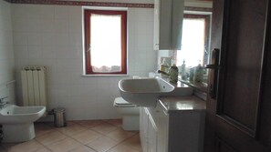 Superior Room | Bathroom