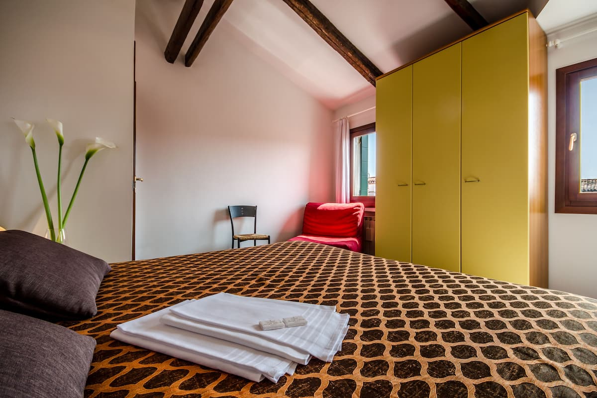1 chambre, literie hypoallergénique, couette en duvet d'oie, surmatelas