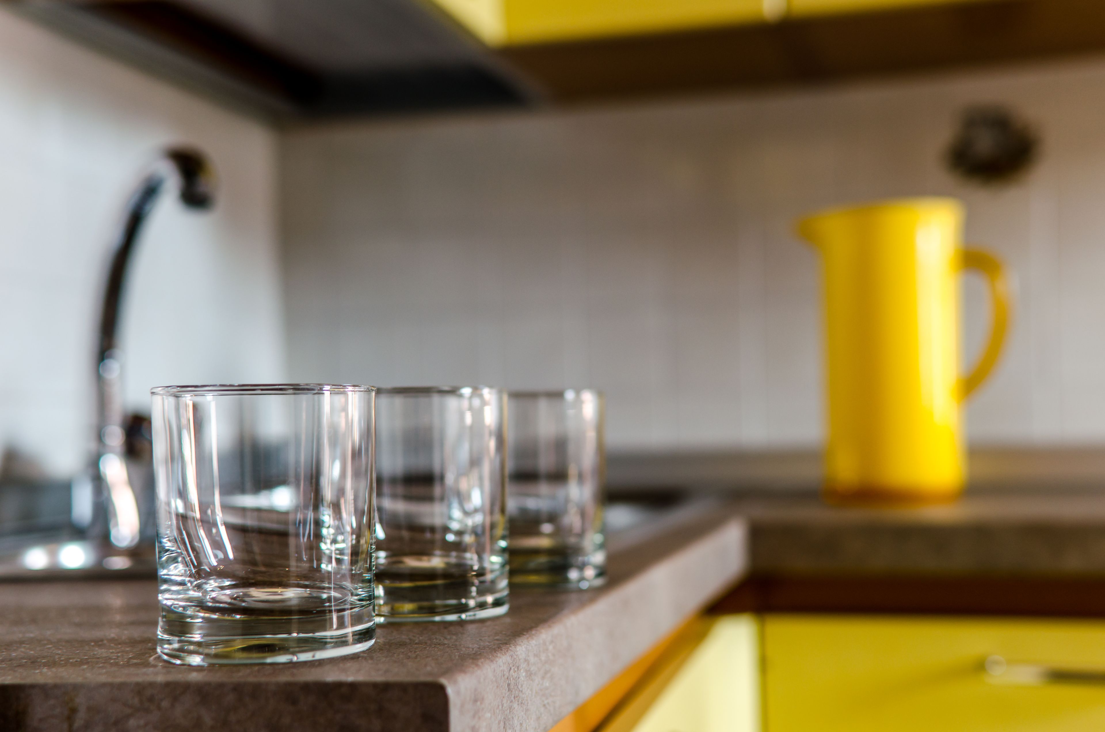 Kjøleskap, ovn, kaffetrakter/tekoker og vannkoker