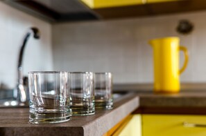 Refrigerador, horno, cafetera y tetera y tetera eléctrica 