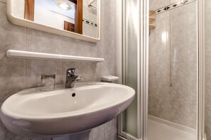 Shower, free toiletries, hair dryer, bidet