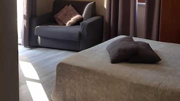 Camera doppia | Minibar, una cassaforte in camera, una scrivania, tende oscuranti