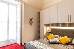 Apartamento | Minibar, caja fuerte, escritorio y cortinas opacas