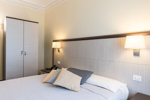 Kahden hengen huone | Minibaari, tallelokero huoneessa, työpöytä, pimennysverhot