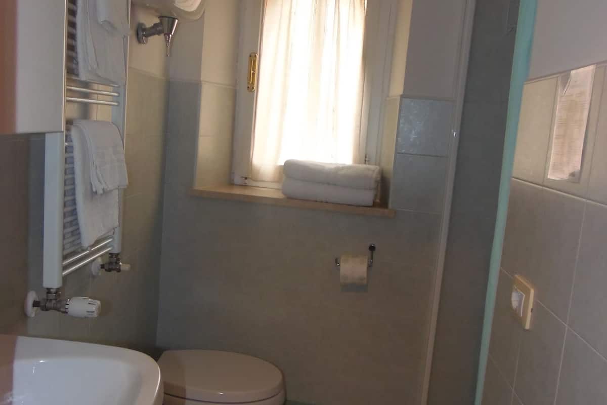 double room | bathroom | shower, rainfall showerhead, free toiletries, hair dryer