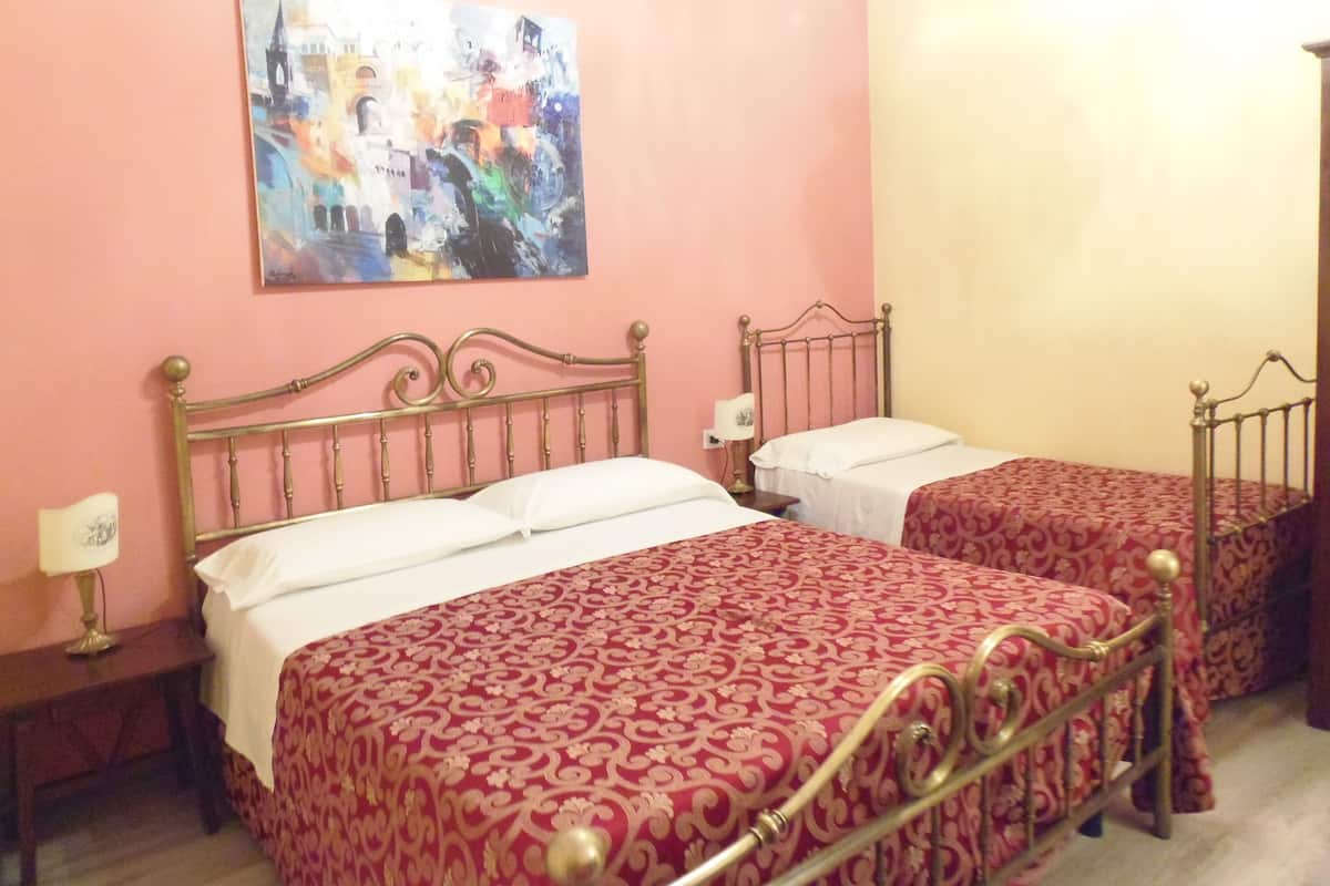 Chambre Triple | Coffres-forts dans les chambres, décoration personnalisée, bureau