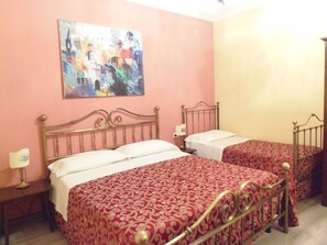 Triple Room | In-room safe, individually decorated, desk, cribs/infant beds - Hotel Morlacchi (Perugia)