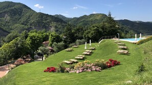 A hillside garden with a pool, sun loungers, and a gazebo. - Corte dei Mori (Brisighella)