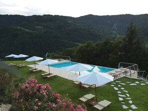 Outdoor pool, an infinity pool, pool loungers