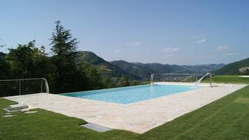 Außenpool, Infinity-Pool, Liegestühle