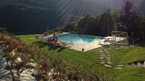 Une piscine avec vue sur un paysage montagneux.