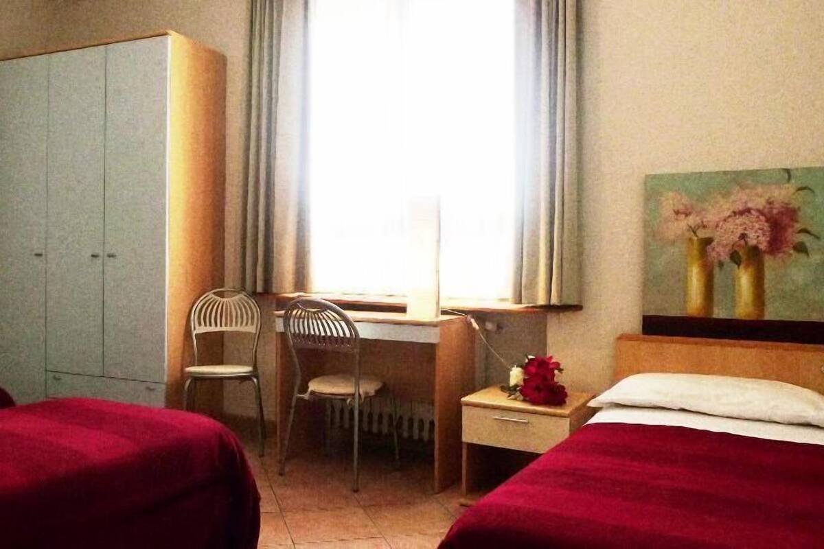 Triple Room | Desk, soundproofing, cribs (free), WiFi (free)
