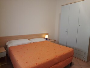 Desk, soundproofing, free cribs/infant beds, free WiFi - Girasole House (Florence)