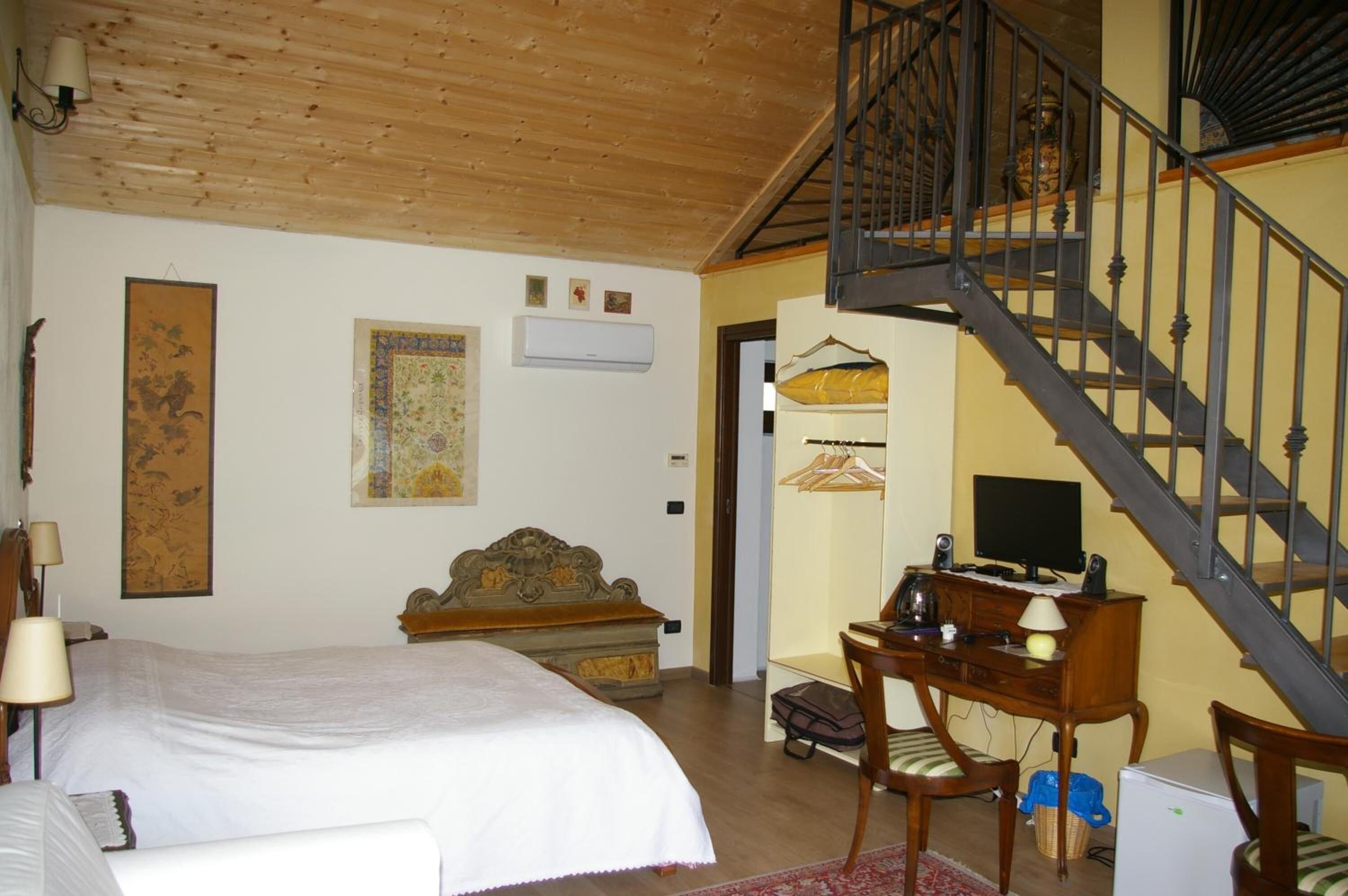 Individuell dekoriert, individuell eingerichtet, Schreibtisch