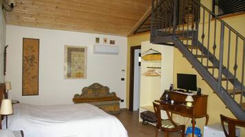 Individuell dekoriert, individuell eingerichtet, Schreibtisch