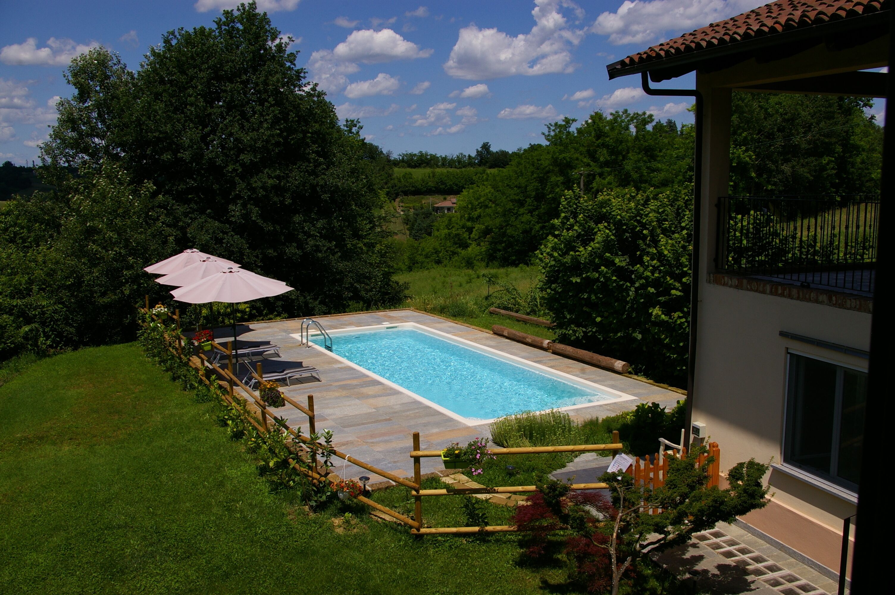 Außenpool, geöffnet von 10:00 Uhr bis 20:00 Uhr, Sonnenschirme