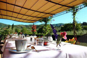 Daily buffet breakfast (EUR 15 per person) - Casa Portagioia Tuscany B&B (Castiglion Fiorentino)
