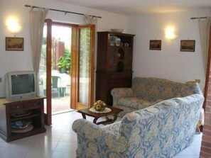 Apartment for 3 people | Ruang keluarga | TV