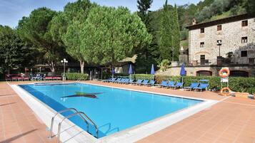 Outdoor pool, pool umbrellas, sun loungers