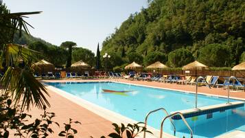 Outdoor pool, pool umbrellas, sun loungers