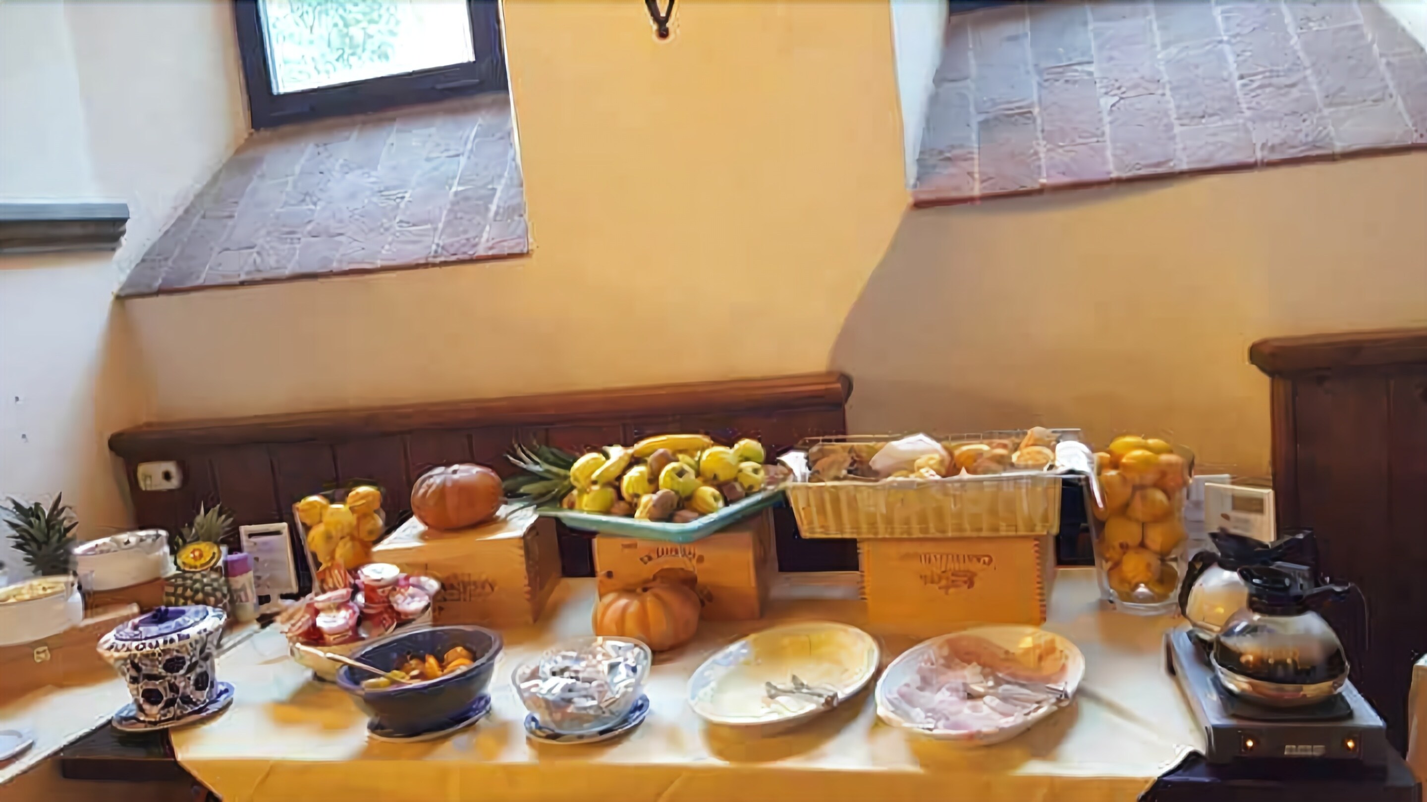 Een buffet met diverse gerechten en een koffieapparaat.