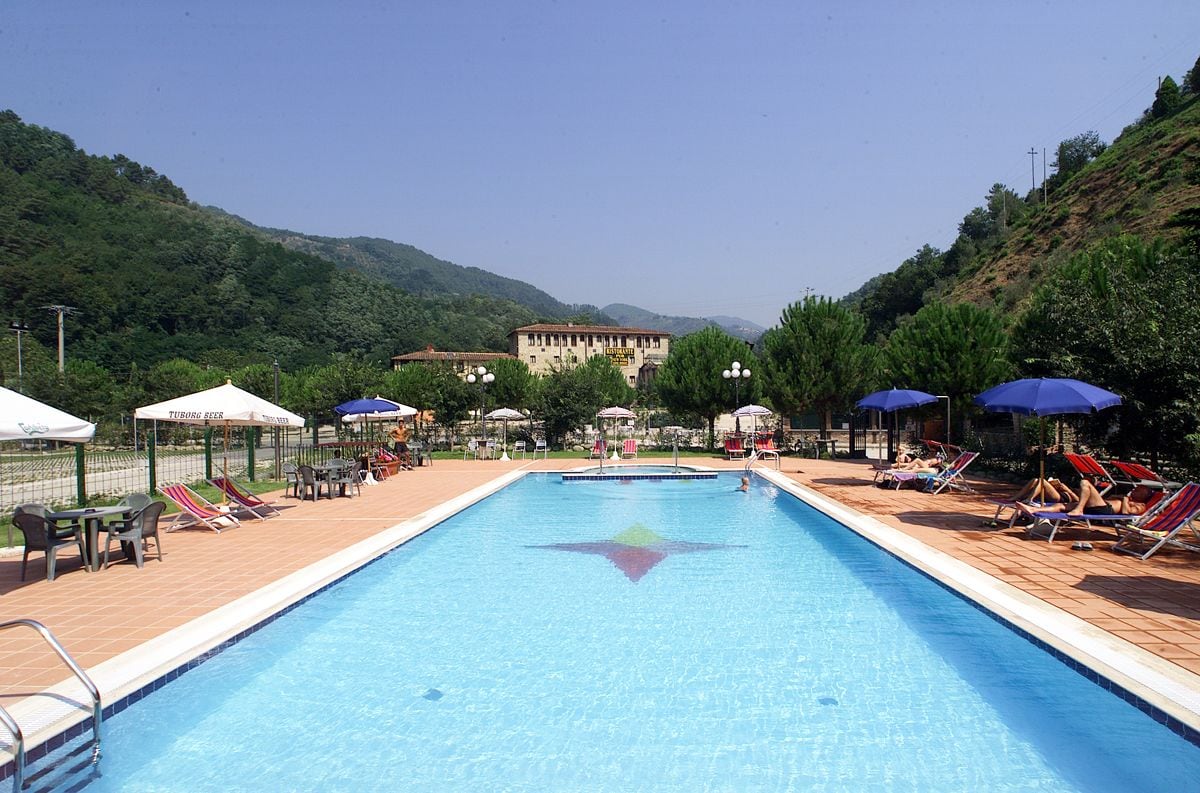 Outdoor pool, pool umbrellas, sun loungers