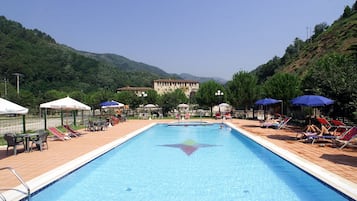 Outdoor pool, pool umbrellas, sun loungers