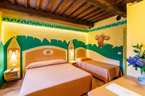Habitación triple | Edredón, escritorio, cunas y wifi gratis