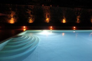 Piscine extérieure, couloir de nage, chaises longues