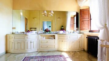 Suite familiare, 2 camere da letto | Bagno | Doccia, set di cortesia gratuito, asciugacapelli, accappatoio