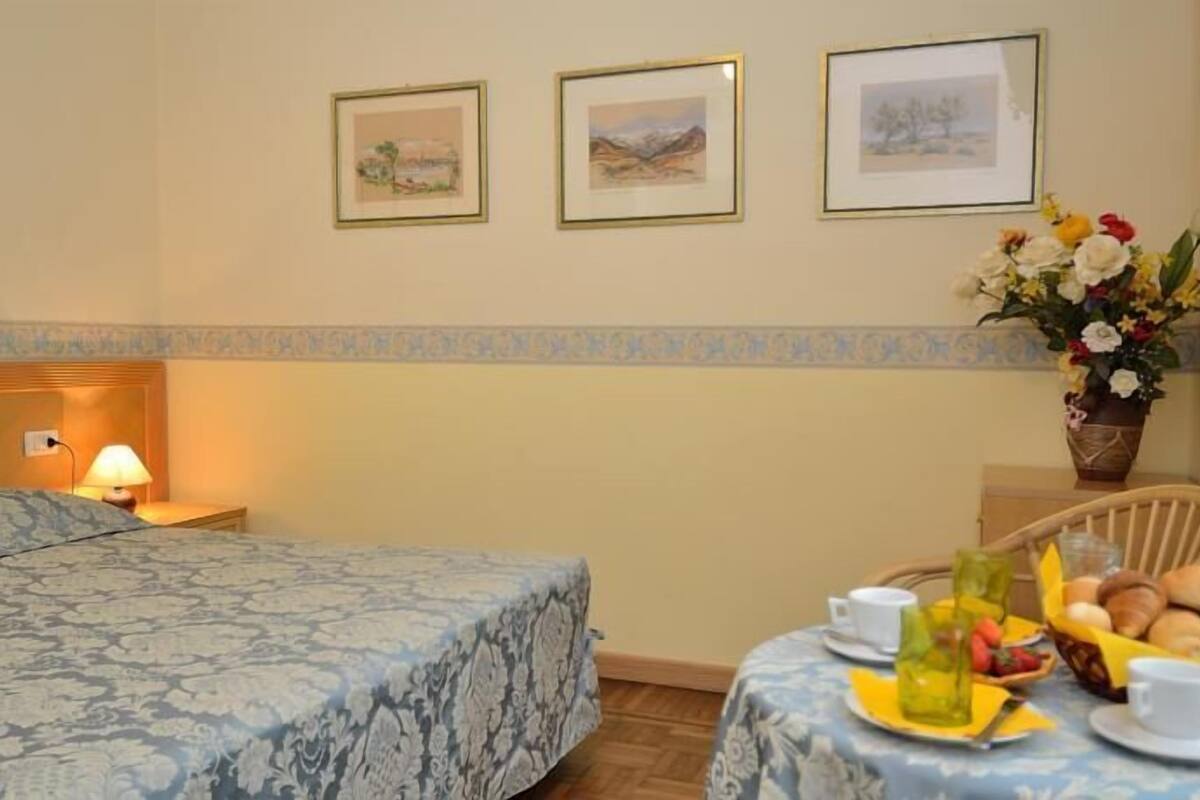 Minibar, in-room safe, WiFi (free), bed sheets