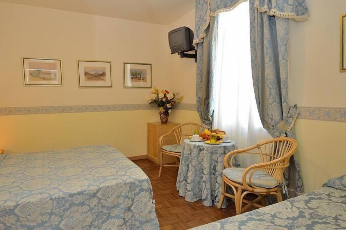 Minibar, in-room safe, WiFi (free), bed sheets