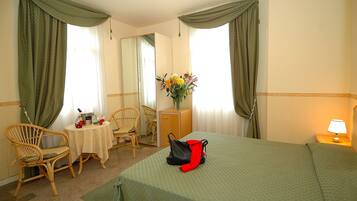 Minibar, caja fuerte, wifi gratis y ropa de cama