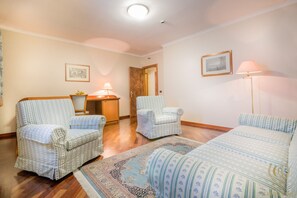 ห้องทริปเปิล | ห้องนั่งเล่น | ทีวี