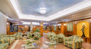 Lobby sitting area - Capital Inn (Rome)