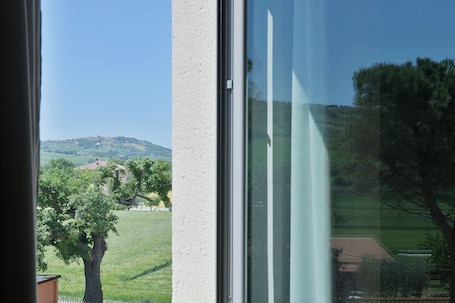 Hypo-allergenic bedding, down comforters, Select Comfort beds, minibar. Torresi