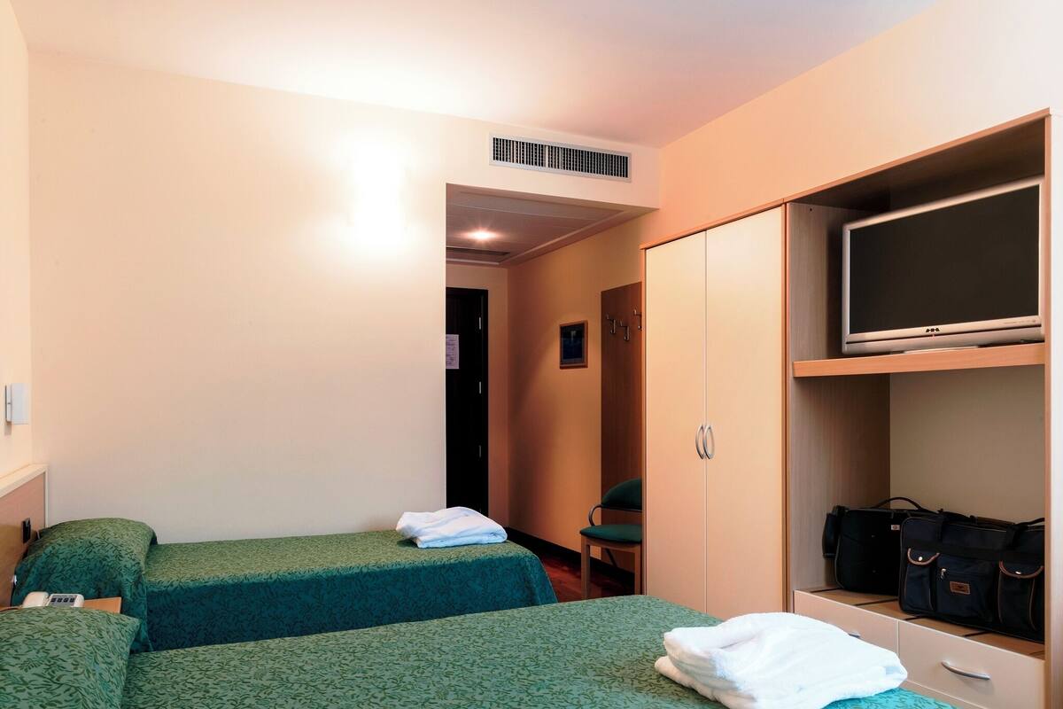 低刺激性寝具、羽毛の掛け布団、セレクト コンフォート製ベッド、ミニバー