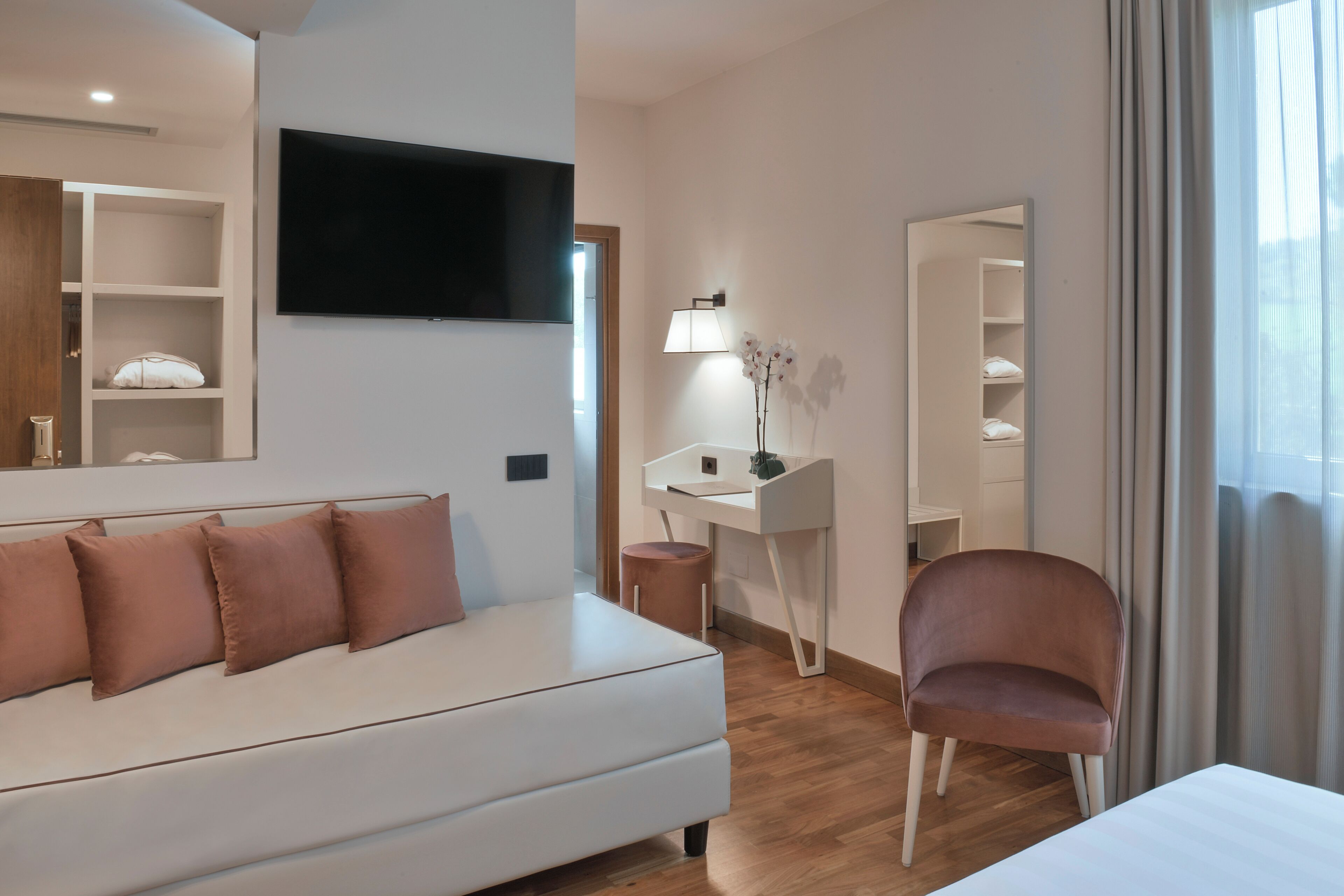 1 bedroom, hypo-allergenic bedding, down duvets, select comfort beds