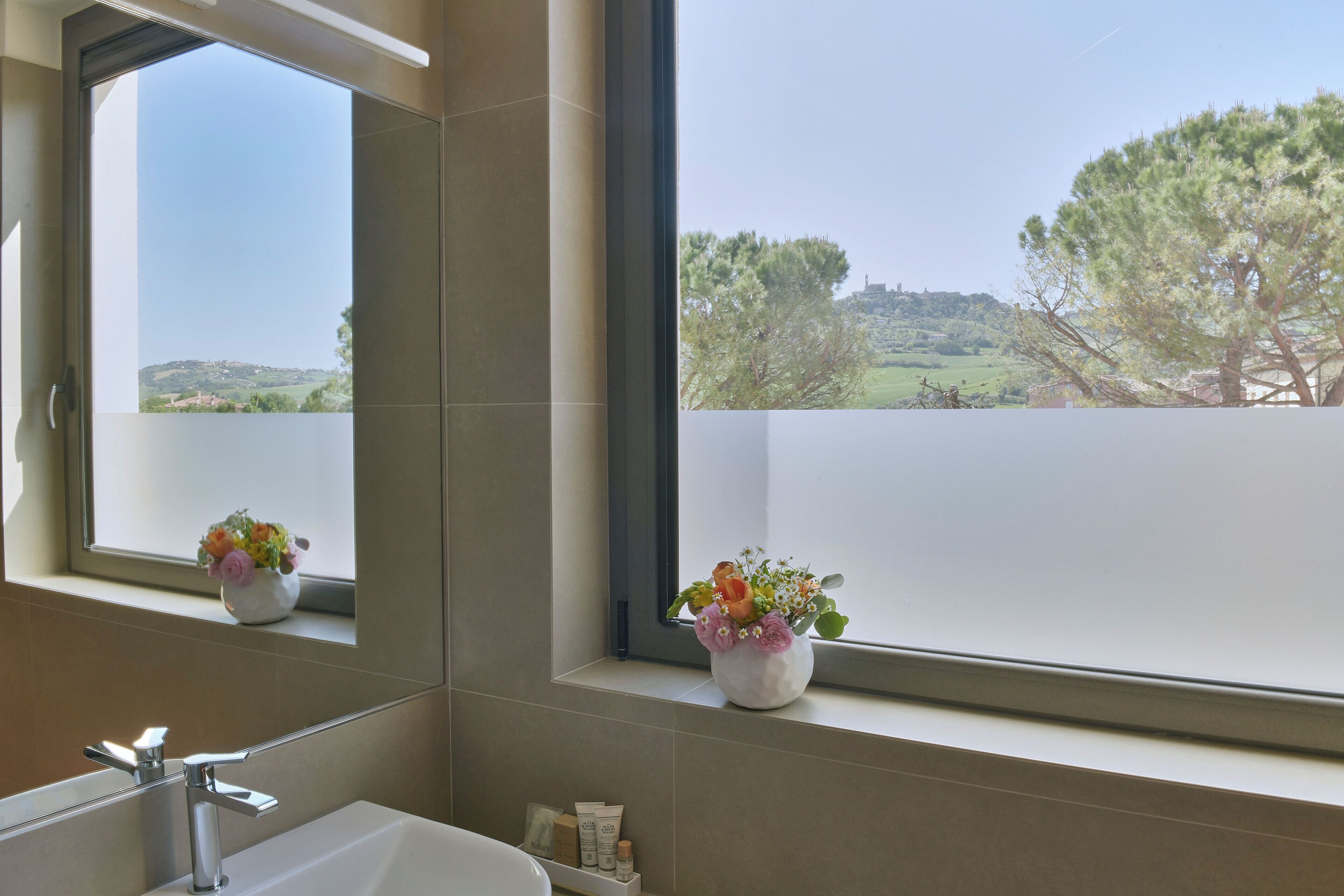 Doccia, set di cortesia gratuito, asciugacapelli, pantofole