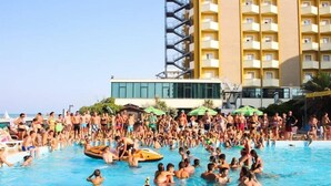 2 つの屋外プール、プール パラソル、サンラウンジャー