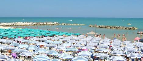 Plage privée, chaises longues