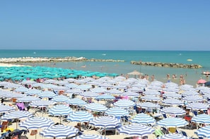 Spiaggia privata, lettini da mare