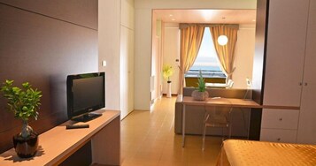 In-room safe, cribs/infant beds, rollaway beds, wheelchair access