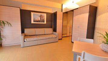 Apartment, 1 Schlafzimmer | Wohnbereich | LCD-Fernseher